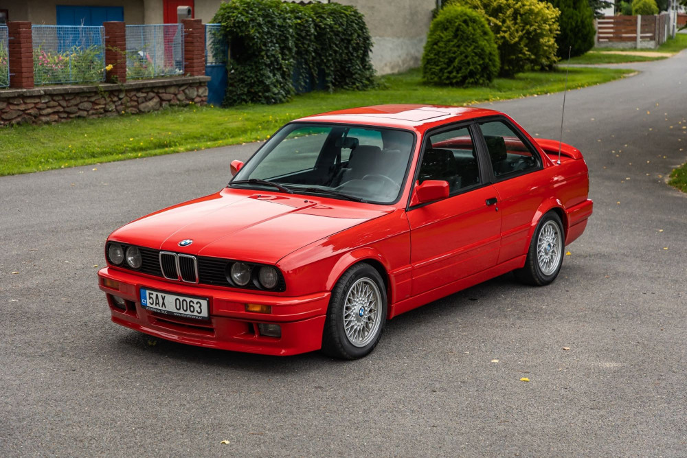 https://www.auctomobile.com/vimg/1000-1000/0-bmw-e30-318is-red-48-.jpg