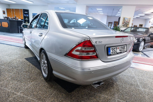 0-mb-c32-amg-sedan-10-.jpg