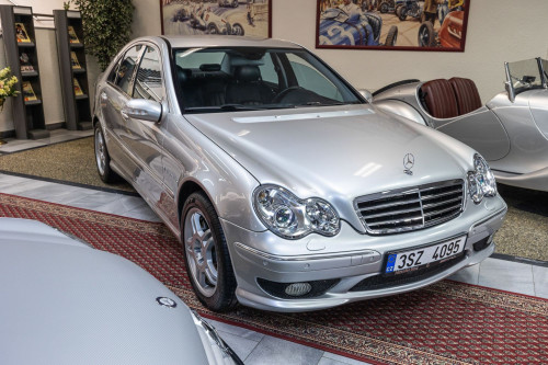 0-mb-c32-amg-sedan-17-.jpg
