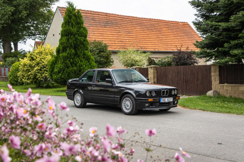 BMW e30 318is BLACK_2