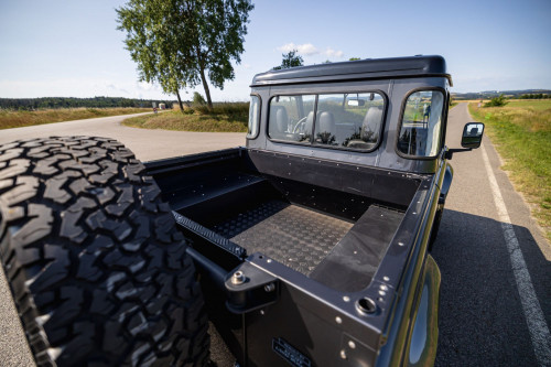 LOW Land Rover 90.JPG