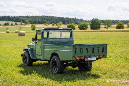 low Toyota LandCruiser pickup_24.JPG