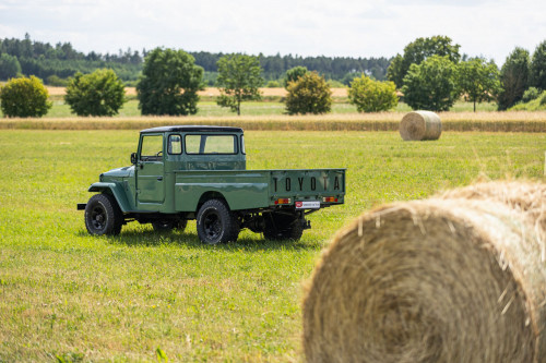 low Toyota LandCruiser pickup_26.JPG