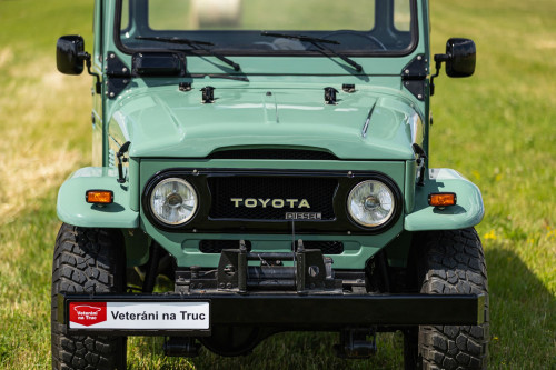 low Toyota LandCruiser pickup_8.JPG