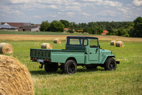 low Toyota LandCruiser pickup.JPG