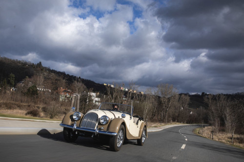 Morgen +4+ film auto_76